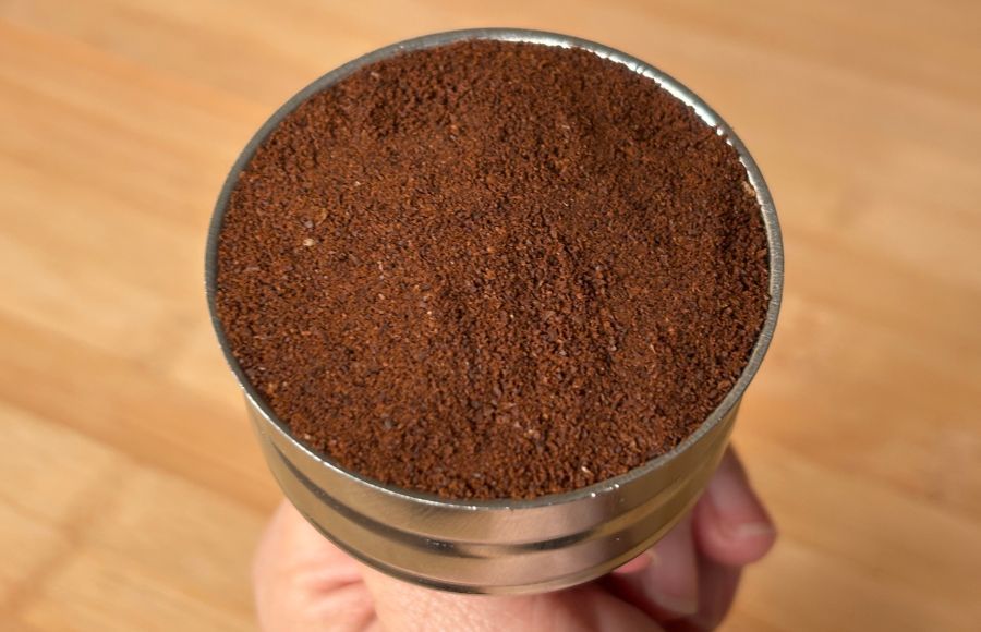 Llenar el filtro cafe cafetera italiana