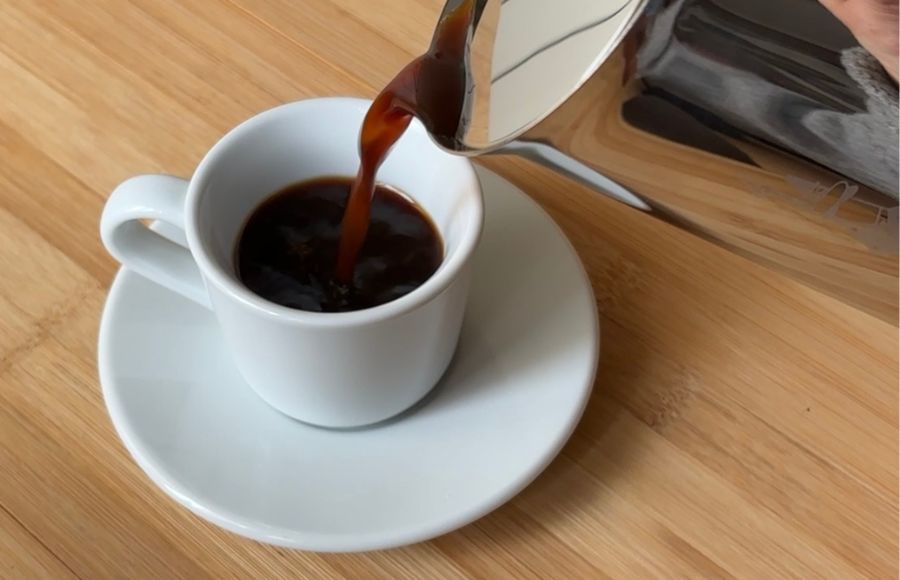 Servir cafe cafetera italiana